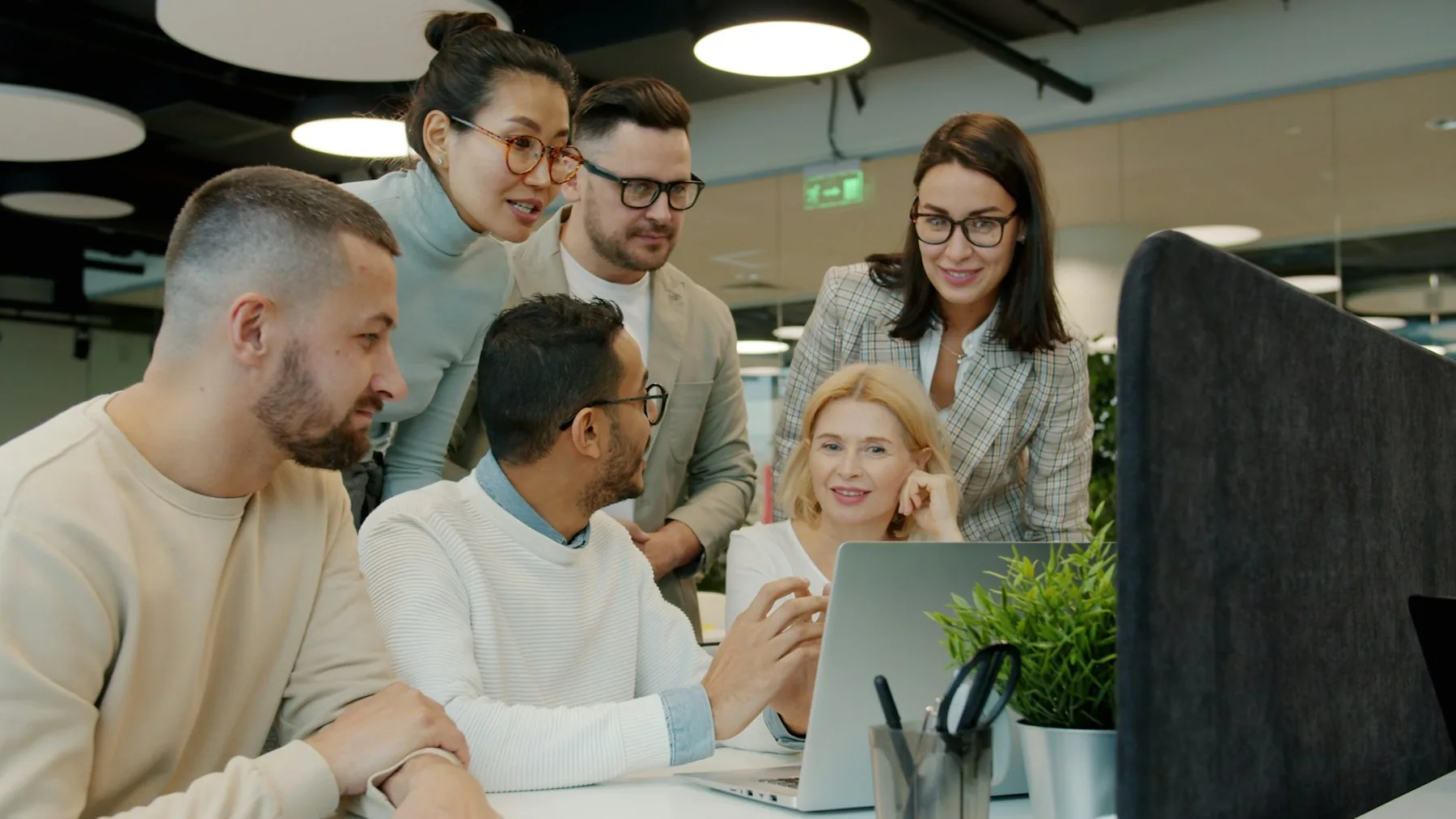 Team dat samen aan een digitaal project werkt