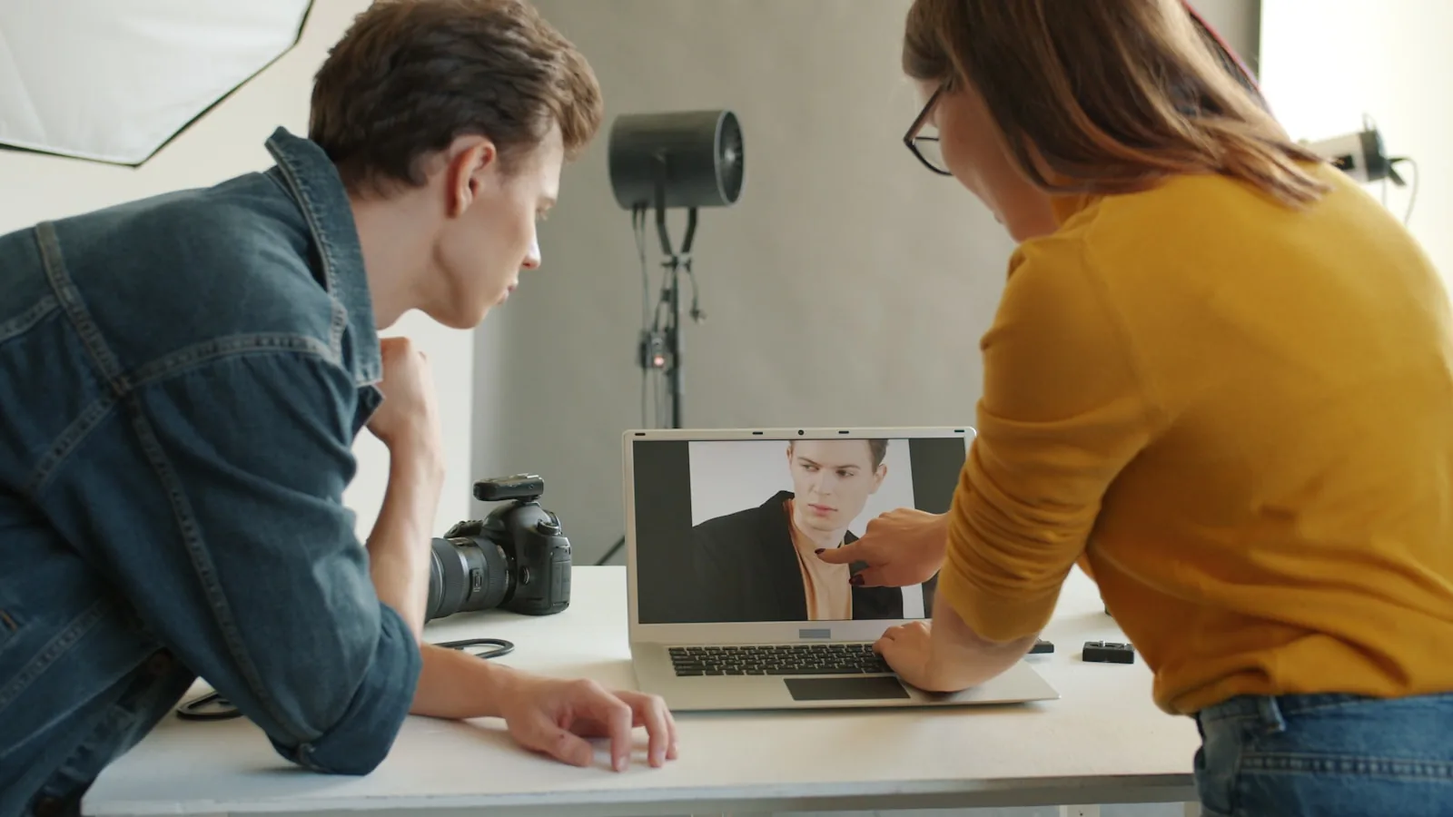 Team dat samen een digitaal product bespreekt