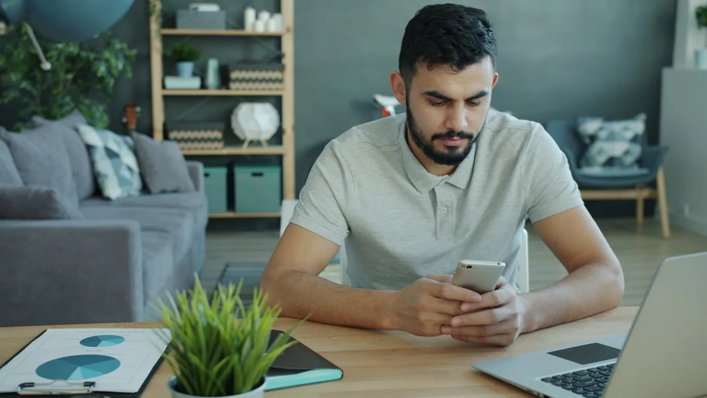 Persoon die een mobiele app gebruikt